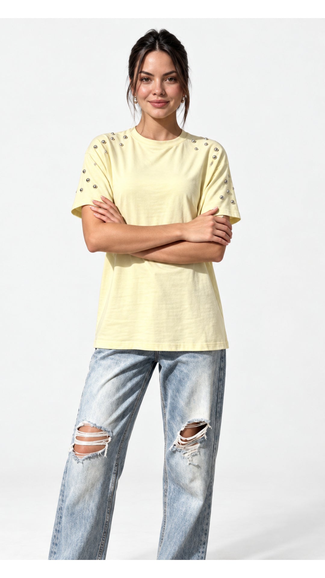 Polera amarilla con aplicaciones de tachas metálicas