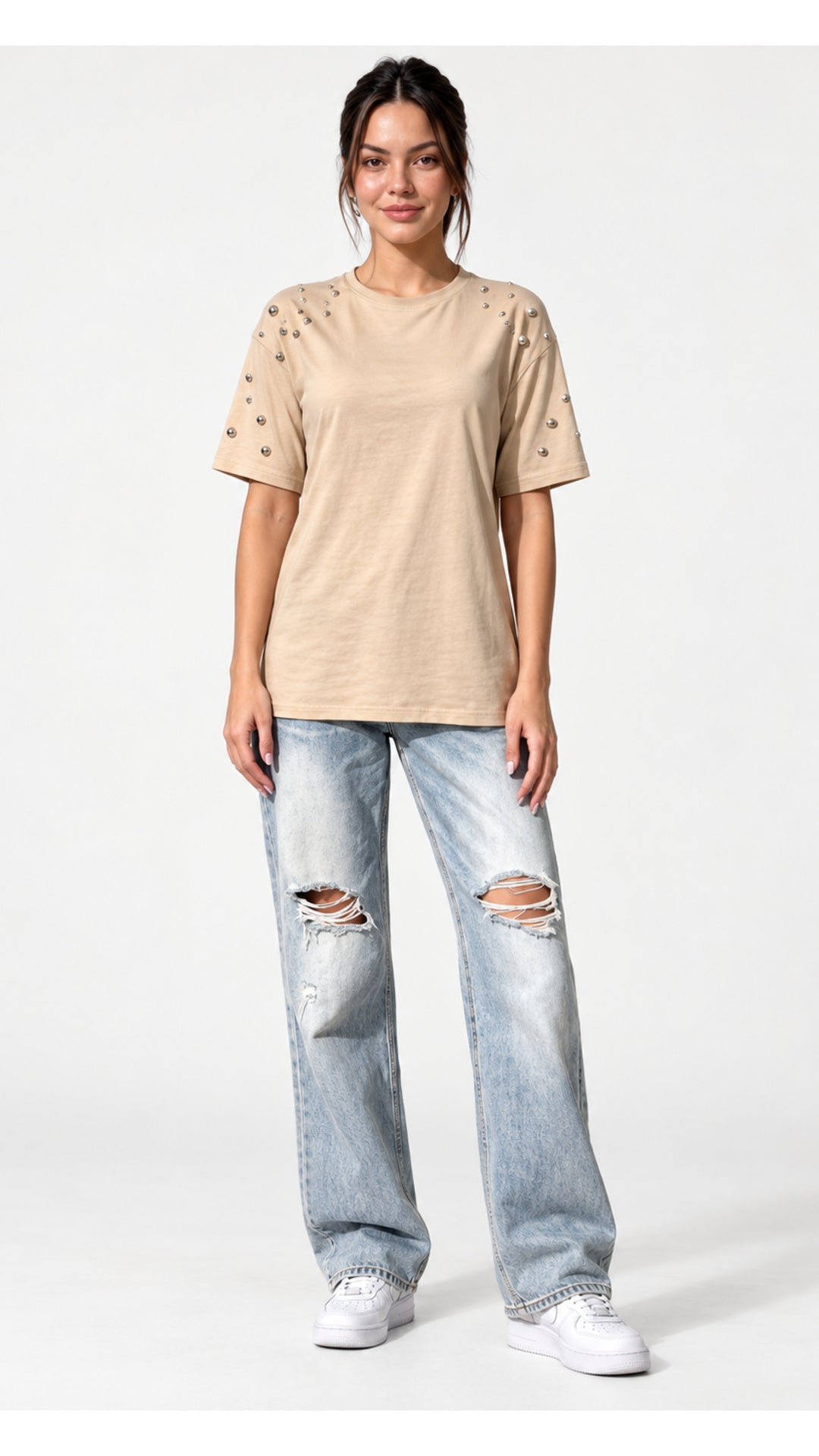 Polera beige con aplicaciones de tachas metálicas