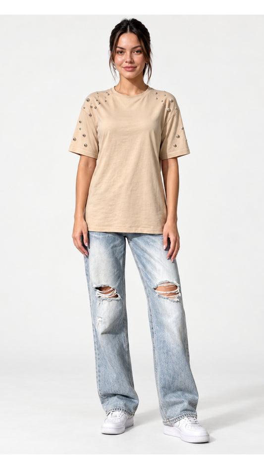 Polera beige con aplicaciones de tachas metálicas