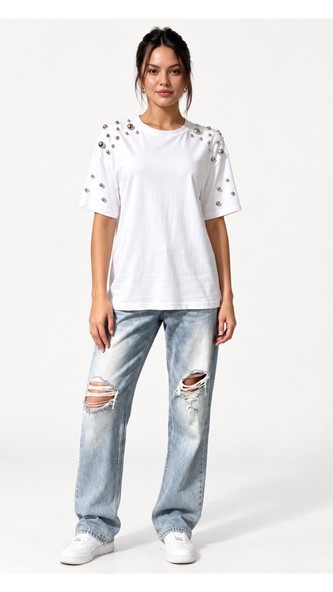 Polera blanca con aplicaciones de tachas metálicas