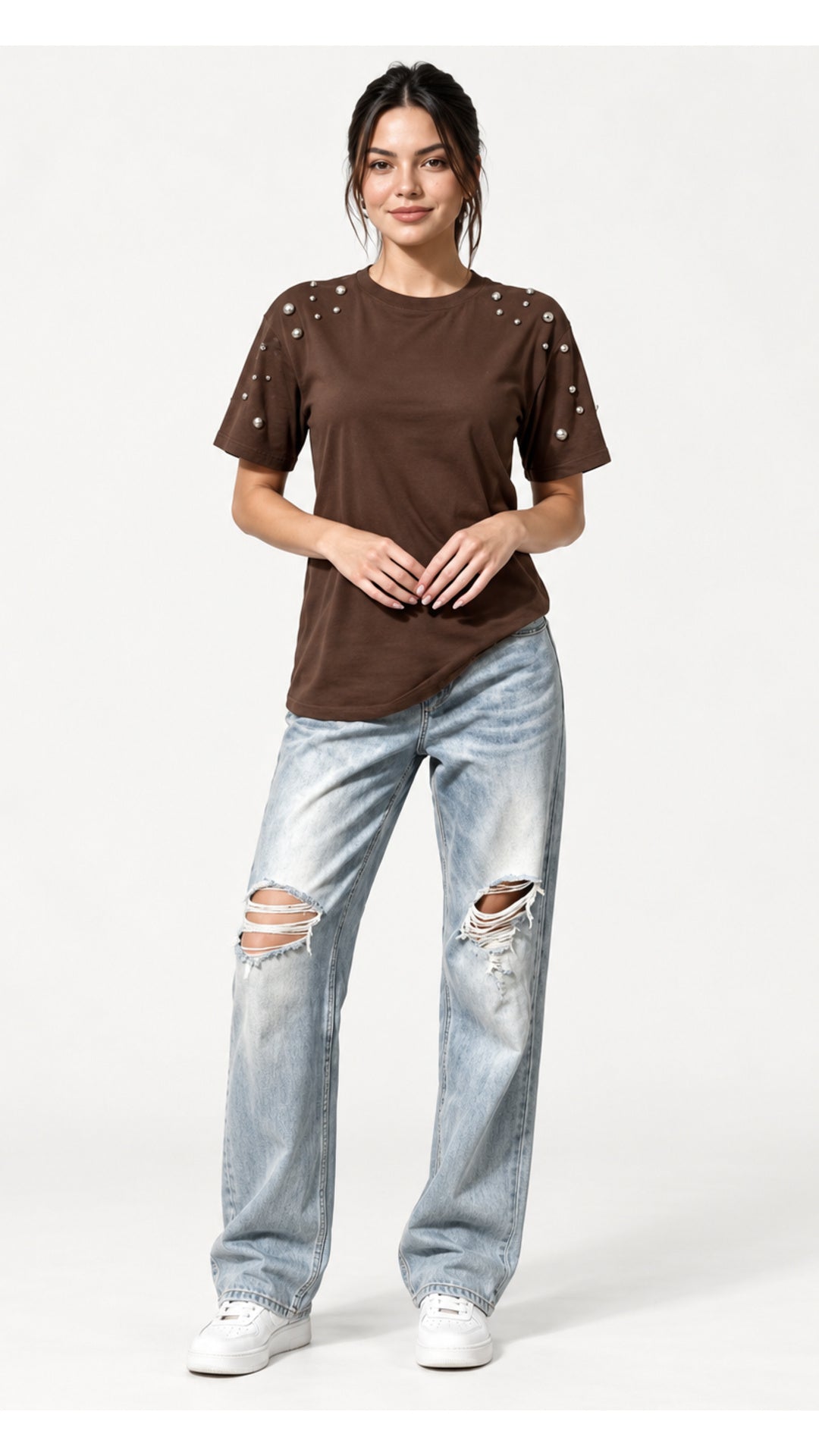 Polera café con aplicaciones de tachas metálicas