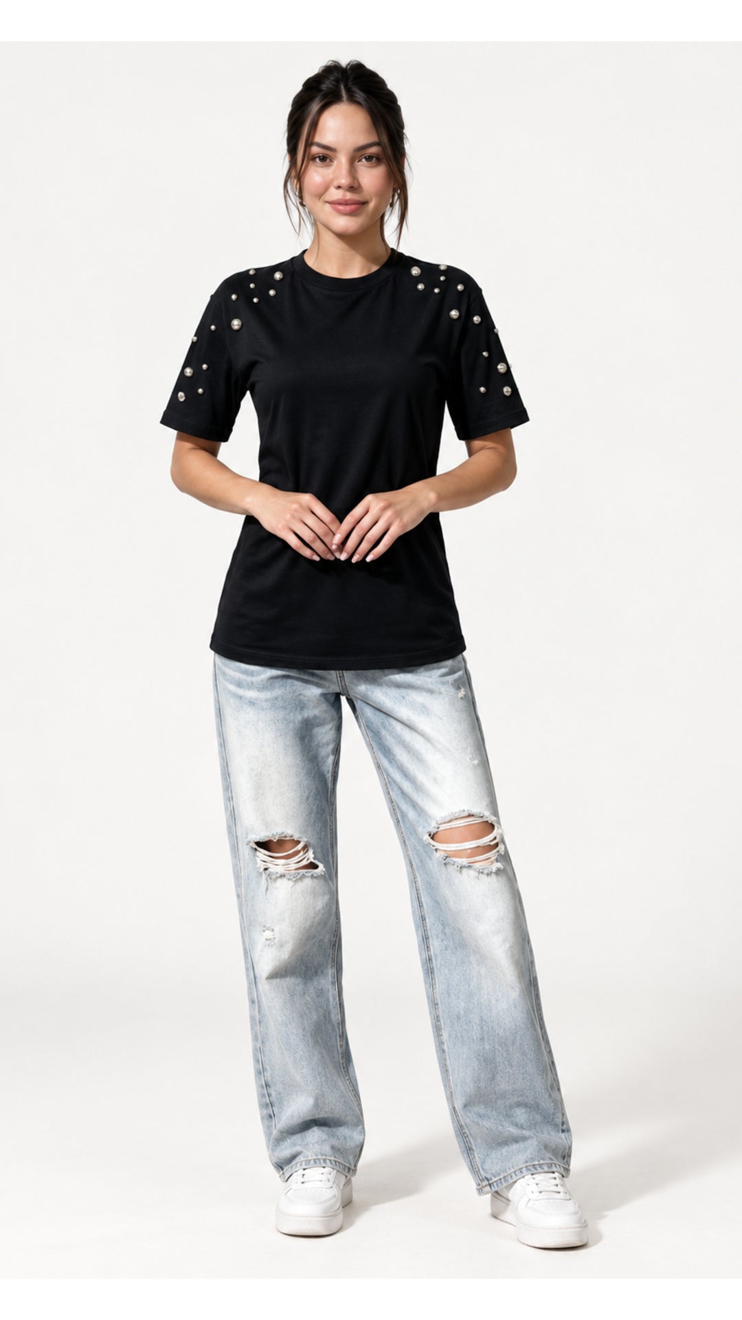 Polera negra con aplicaciones de tachas metálicas
