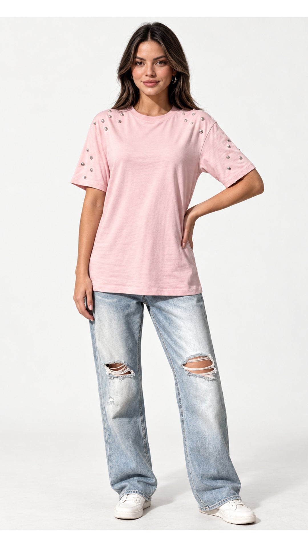 Polera rosada con aplicaciones de tachas metálicas